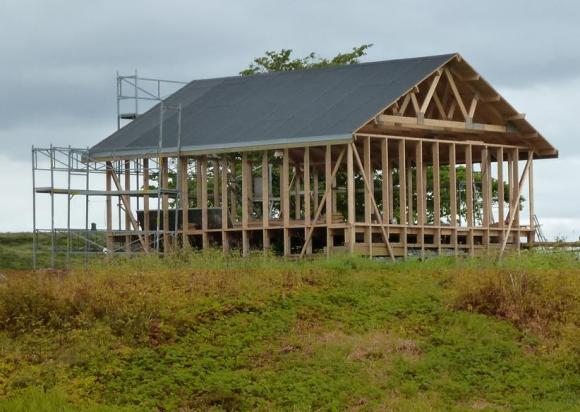 Takpappen er kommet p� plass p� kjellerbua.